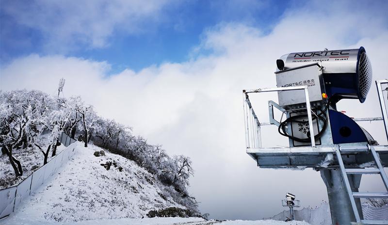 大范围降温洛阳伏牛山滑雪场造雪机即将开造