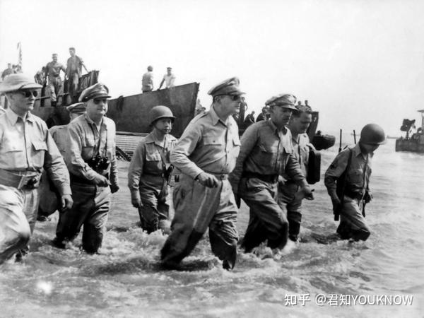 (1944年,登上莱特岛的麦克阿瑟,并喊出了那句在太平洋上吵吵了3年的