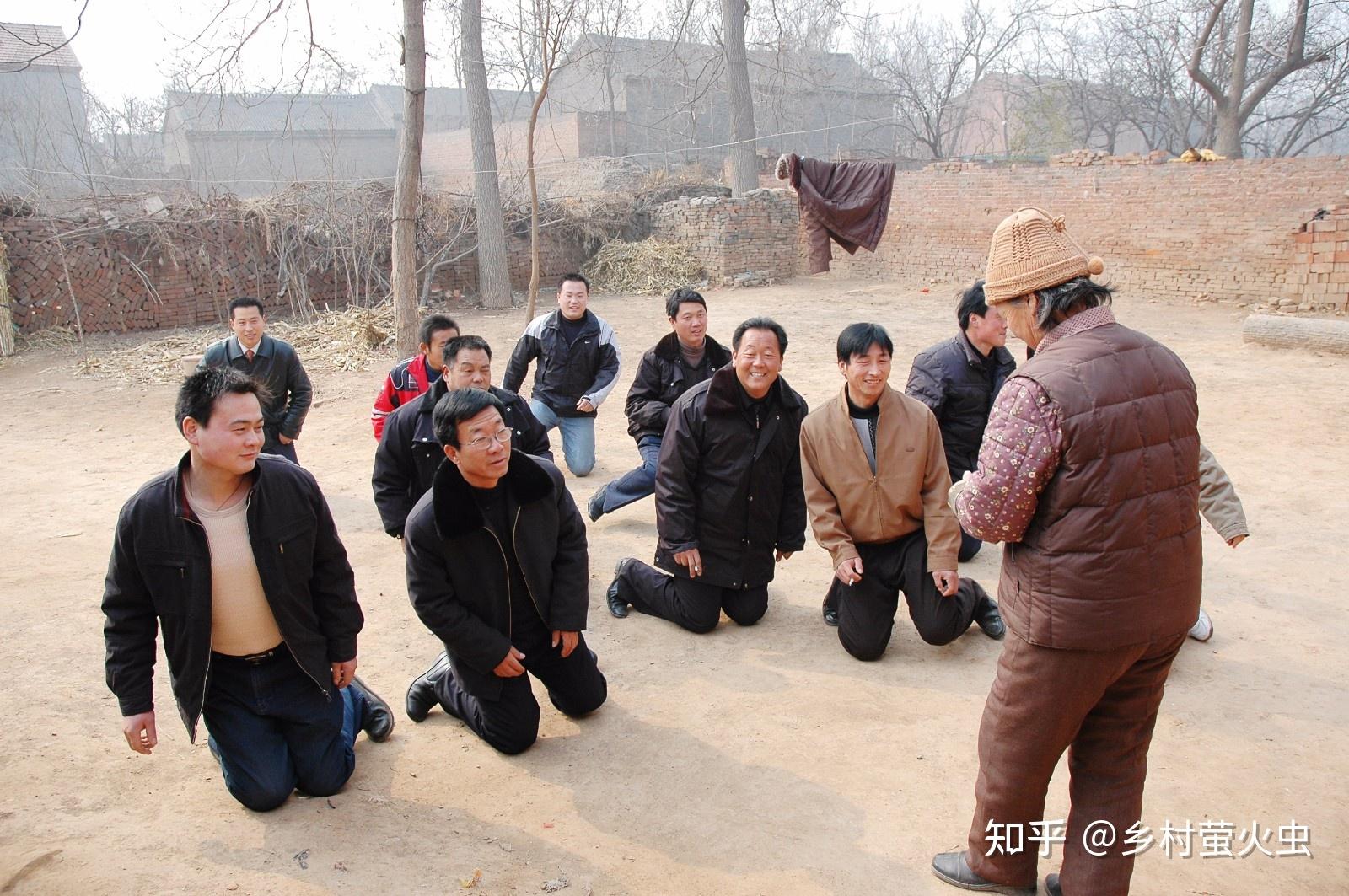 农村春节拜年,晚辈还有必要向长辈磕头吗?网友:太落后
