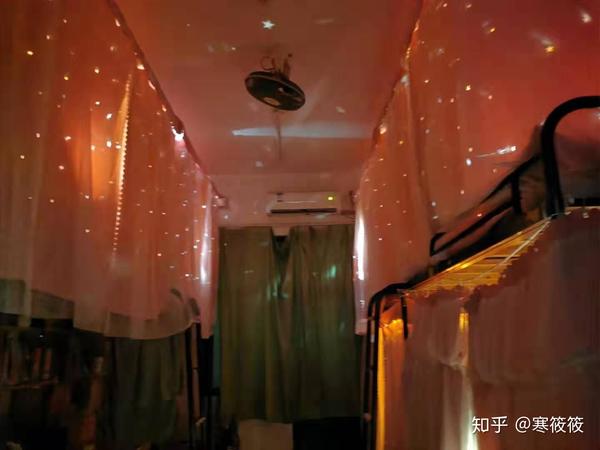 金职院有多栋宿舍楼,分为四人寝,六人寝(看学院和专业分寝室)and八人