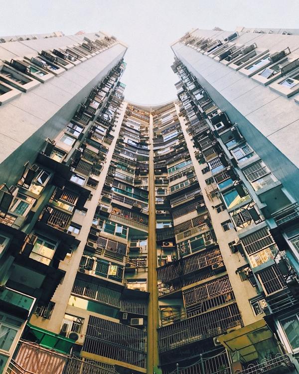 香港某地,高到仰得脖子酸的居民楼.