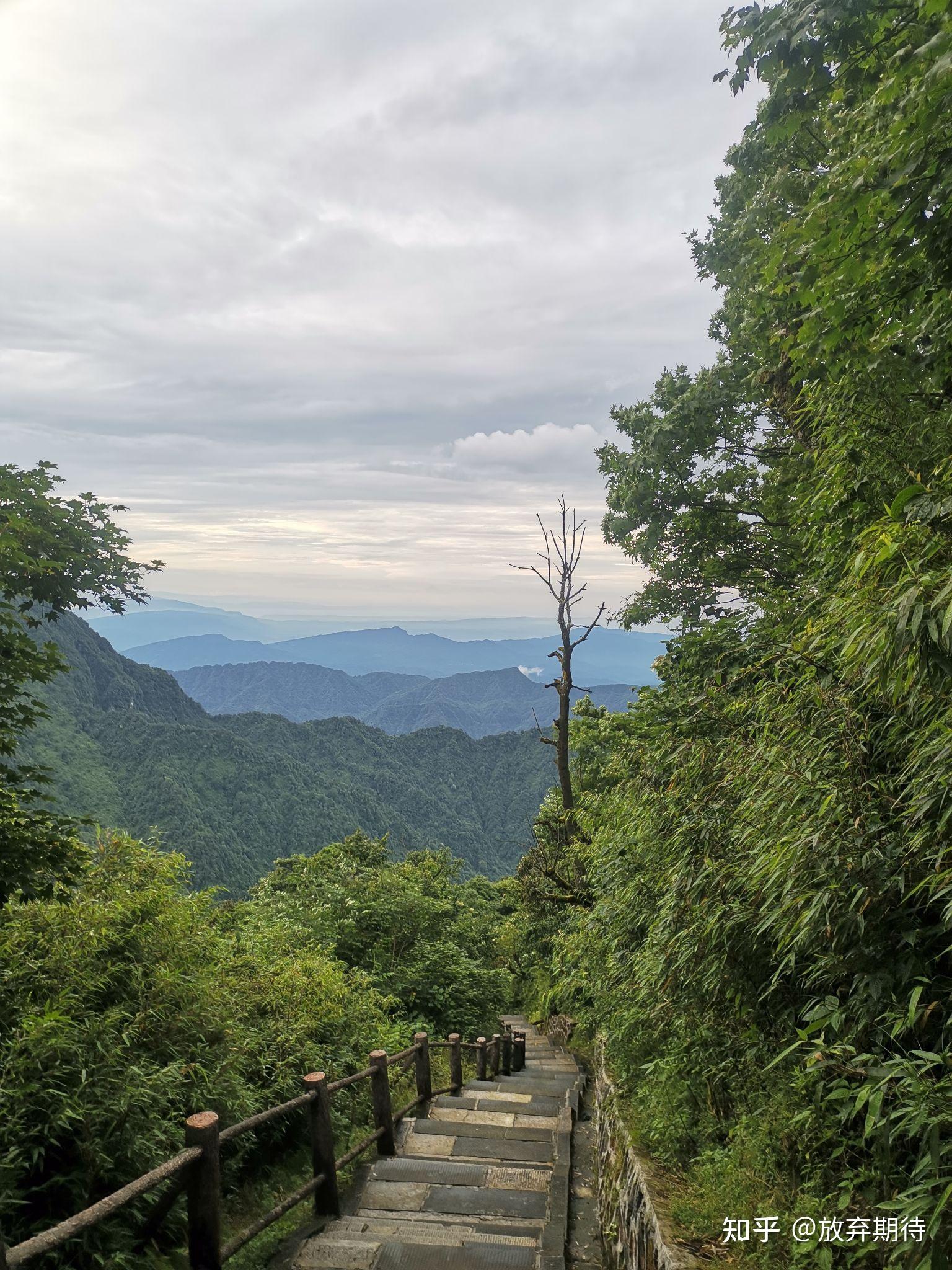 峨眉山徒步记