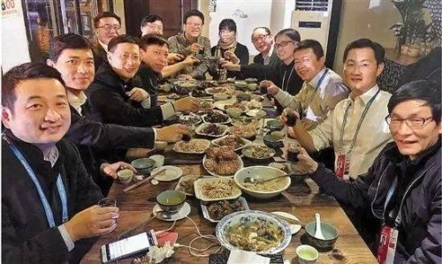 "这是在场的王巍对当天饭局的描述.
