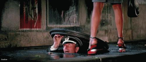 莫过于偷偷瞄,没有实际的行动,但窥得春光乍泄,刹那间春心荡漾