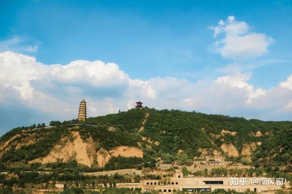 宝塔山自唐代矗立,在中共中央和红军入驻后,成了革命圣地的象征和"