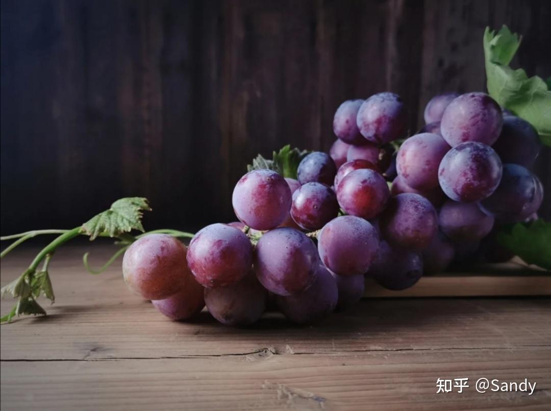 静物摄影紫葡萄和荔枝