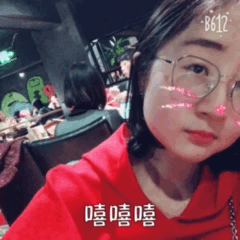 鼻头大到眼睛往下瞟就可以看到的那种,又很圆,所以给人一种憨憨的感觉
