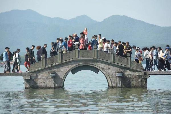 西湖断桥变人桥