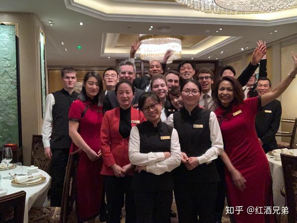 全法唯一上星中餐厅   香宫餐厅员工合影,照片由wan提供