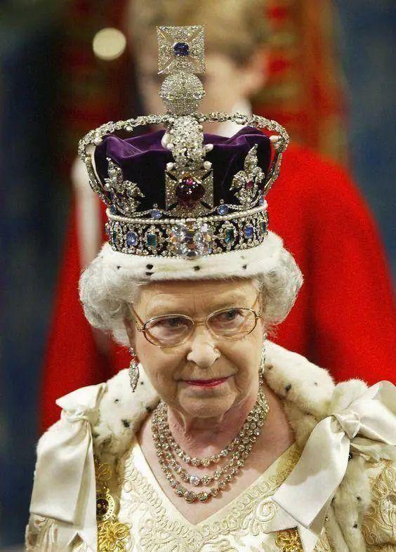 伊丽莎白二世佩戴帝国皇冠 (imperial state crown) 图片来源:网络