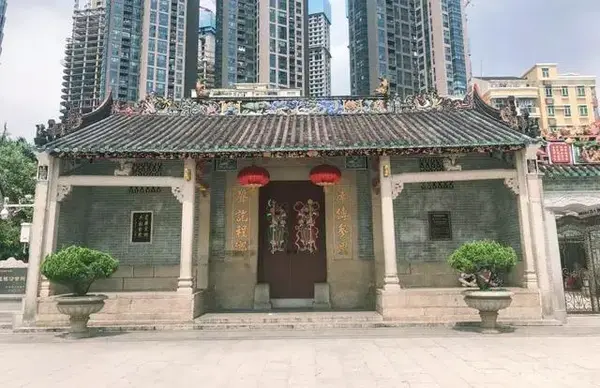 位于下沙的中心地带的黄思铭公世祠,后面就是林立的高楼  图源:网络