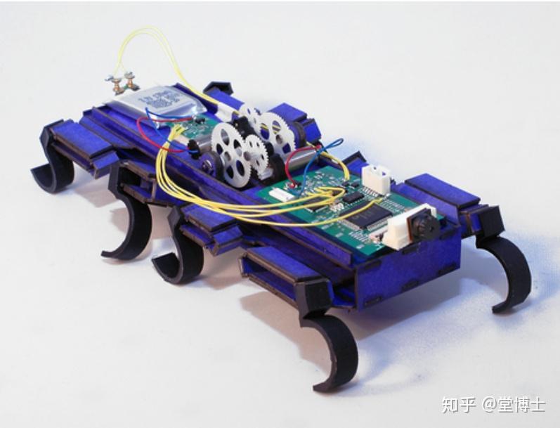 可以救你一命的以色列爬行机器人改变自身形状及重心越障