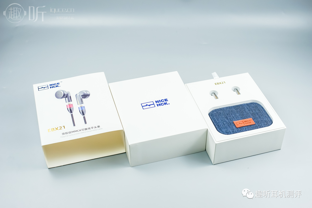 包装设计仍然是和之前测评的nx7mk3一个风格,简单,干净但也似乎少了