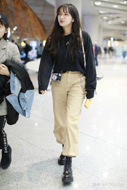 look2:卫衣 工装裤 马丁靴