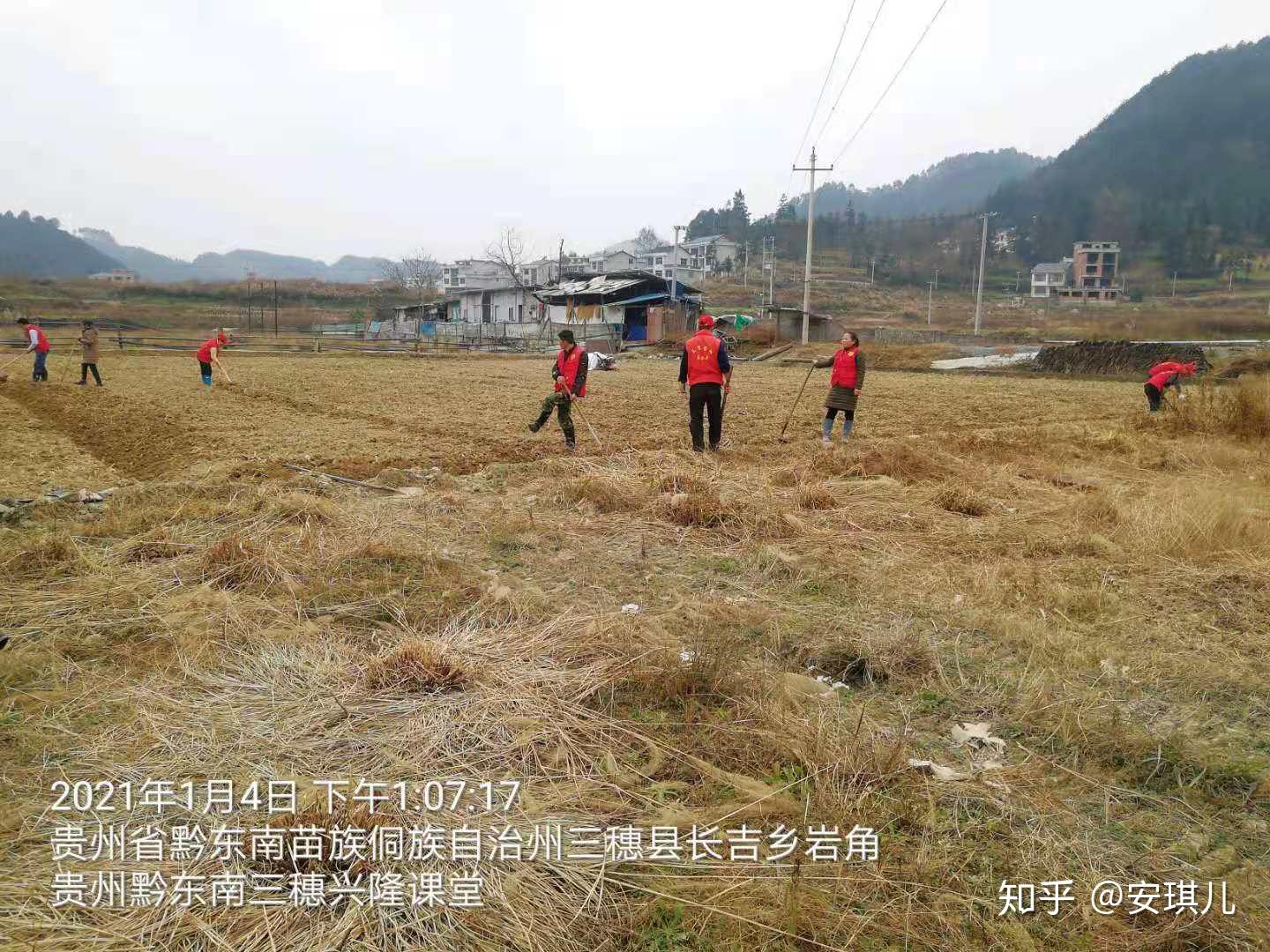 东望志愿者贵州黔东南三穗县兴隆课堂12人,应邀乘车来到长吉镇烧巴村