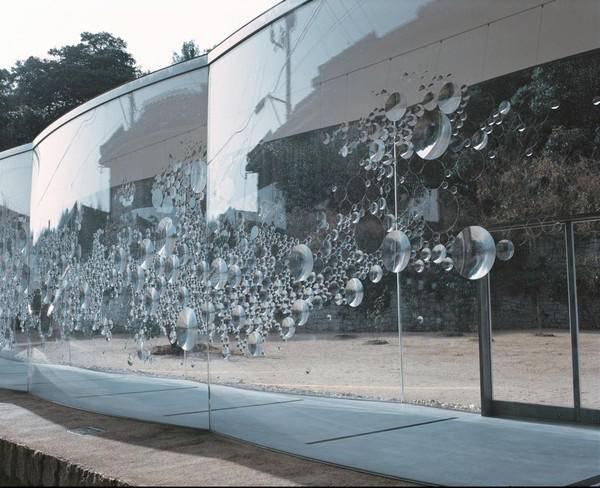 建筑师西泽立卫与艺术家内藤礼一起设计的丰岛美术馆从远处看像扬起的