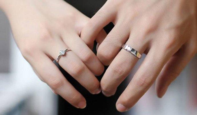 订婚和求婚戒指要分开买吗