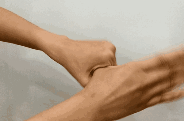 第四步: 双手交握,揉搓指背,两手交替