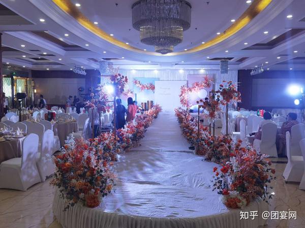 宴会厅:7个 婚宴价格:1399元起 酒店地址:重庆渝北区 宴会厅:4个 婚宴