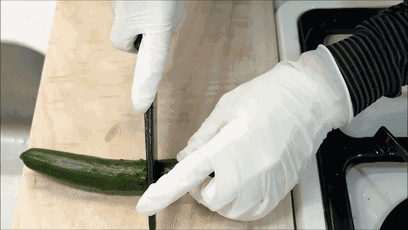 黑墨色的刀身让人毫不怀疑巧克力的纯度,而锋利的刀刃切瓜砍菜毫无