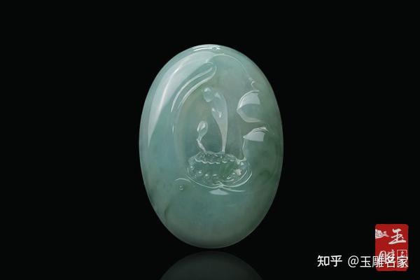 于是玉雕中的简单圆形也有了哲思,可诞乾坤;寥寥数笔勾勒出的莲花