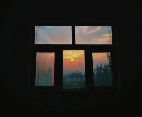 看上去窗外景色就像一幅安静的落日油画,朋友给它起名《宁静》