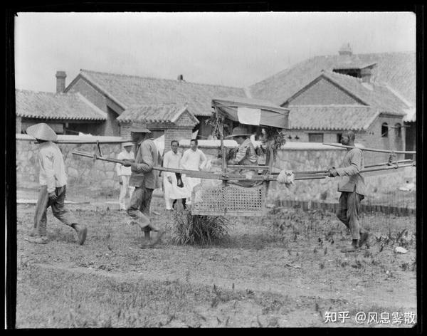 河北省定县一位坐轿子的西方女子,摄于1931-1932年