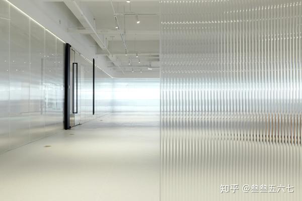压花玻璃隔断,新晋网红玻璃——竖纹形的"长虹玻璃",透光不透视,颜值