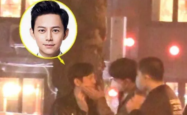 何炅与神秘男子当街牵手,摸脸杀?动作亲密引热议