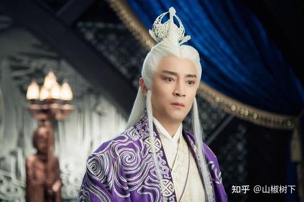 古装白发造型还是很考验演员颜值的,有的演员白发造型相当好看,有的就
