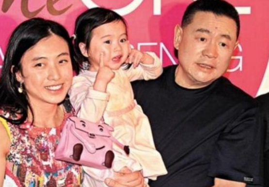 极具娱乐精神的大叔   妻子甘比将带着女儿一起公布刘銮雄的遗嘱,估计