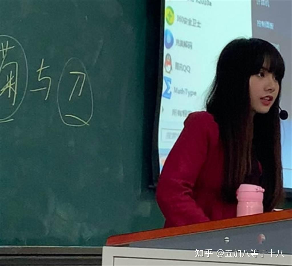一位老师因为神似当红女星lisa引发热议,随后被该校学生曝光真实身份