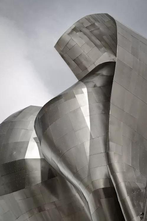 弗兰克·盖里是当代著名的解构主义建筑师 以设计具有奇特不规则曲线
