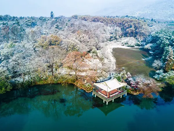 山与湖,水榭亭台, 春华秋实夏蝉冬雪,每个季节都彰显着自己独特的味道