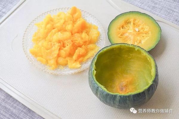 6,南瓜肉取出,用勺子稍微捣碎一点,南瓜壳留做盅