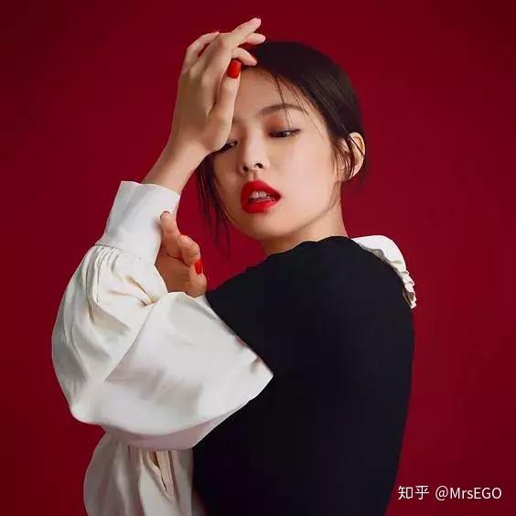 杂志封面更不在话下,jennie特意为香奈儿彩妆拍摄的杂志内页,非常有
