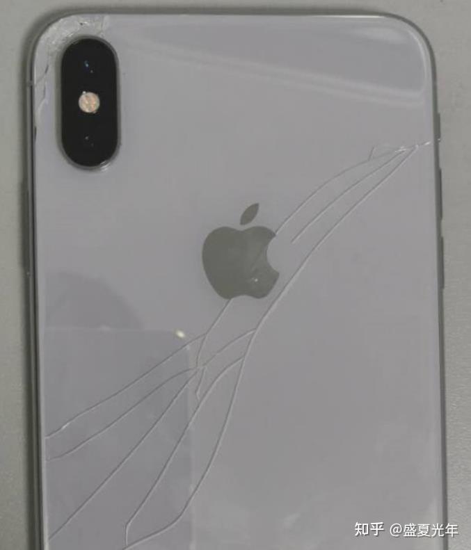 就在前段时间,我的xs手机,不小心被我摔了,拿起来看了一下,后玻璃碎成