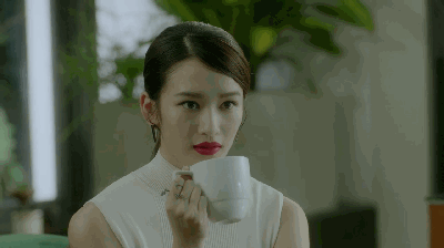 红唇白衣的气质美女