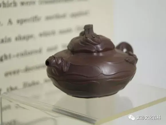 清●杨凤年制天青泥风卷葵  现藏于宜兴陶瓷博物馆