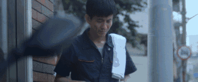 我自己对这个故事最感同身受的部分,是父亲徘徊在吉他店门前时,内心所
