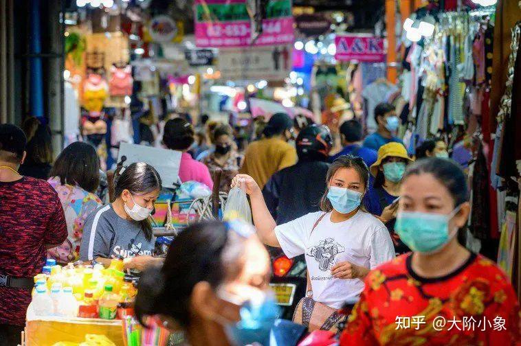 泰国爆发第三波疫情:曼谷急建临时医院解病床荒,但医疗人力与器材仍