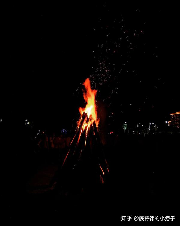 家乡的彝族火把节当晚,灯火烛天.