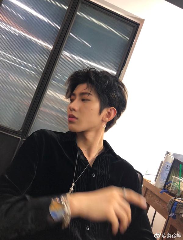 蔡徐坤真的帅吗?