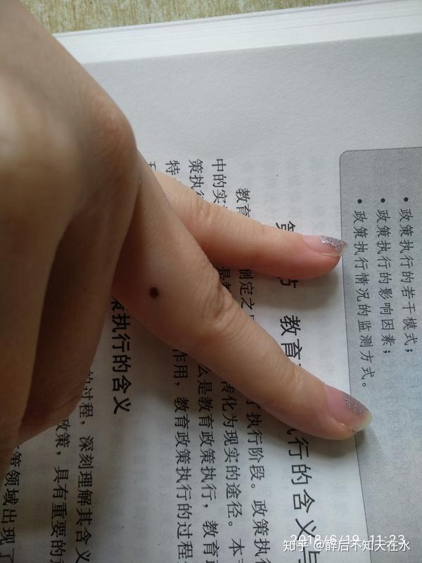 如何用左手无名指的一颗痣来写一个故事?