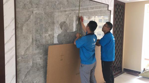 安装师傅正在测量和确认打孔位置.