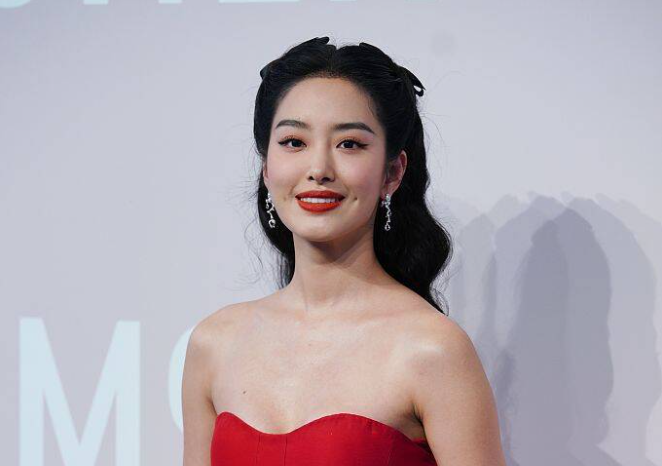 杨采钰难怪能嫁给富商168身材穿红色抹胸裙优雅大气又高级