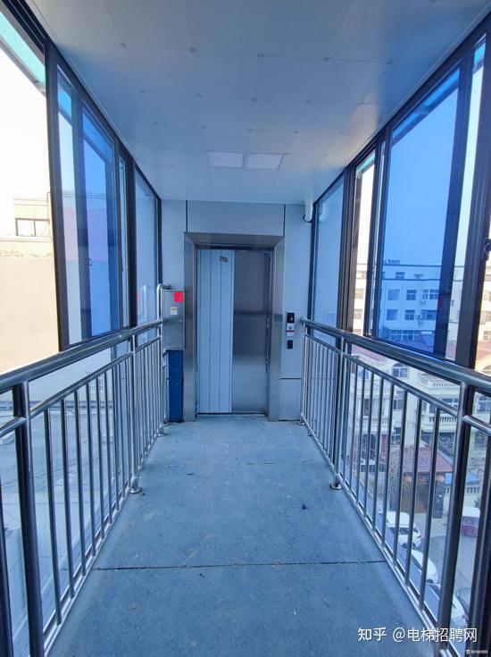 电梯连廊安装了玻璃和吊顶谯城区住建局工作人员介绍,电梯加装工程