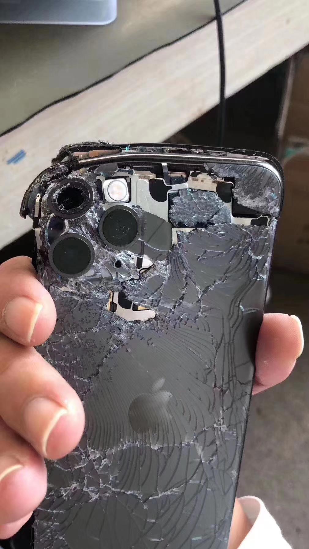 iphone11碎屏图片高清,iphone12碎屏图片 iphone11pro碎成蜘蛛网,即便是采用最坚硬的玻璃也难逃碎命!