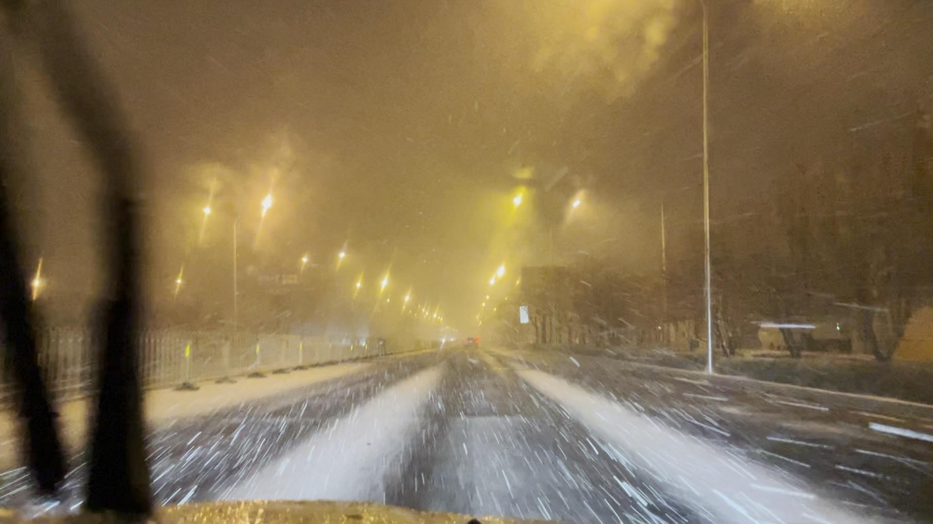 2020 年 12 月 12 日北京晚上下雪了,你镜头下的「雪日北京」是什么样