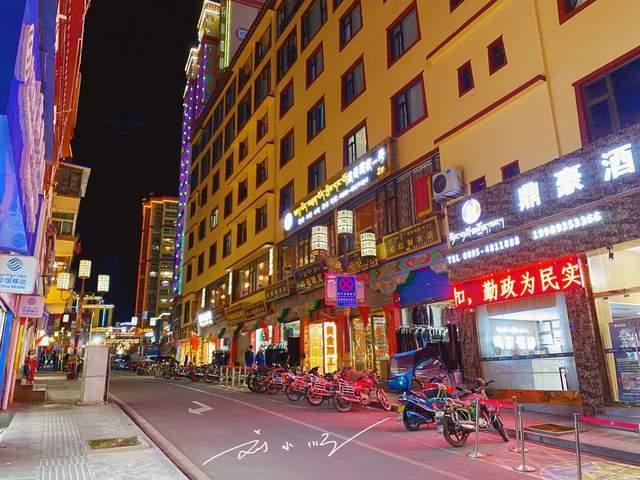 实拍昌都夜景高楼林立流光溢彩游客不愧是西藏第三大城市